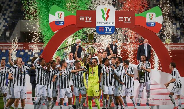 I giocatori della Juventus festeggiano la vittoria della Coppa Italia (ph social)