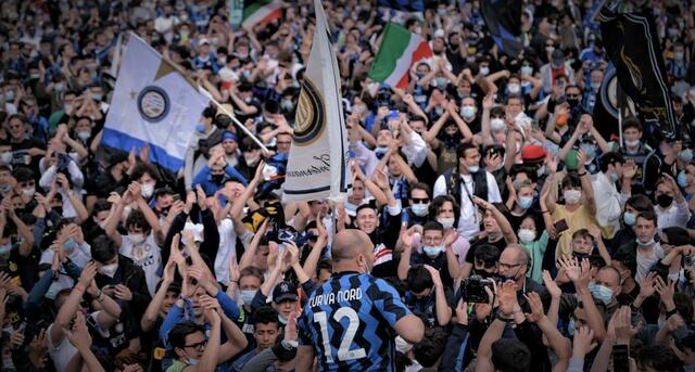 I tifosi dell'Inter festeggiano in piazza la conquista dello scudetto (ph social)