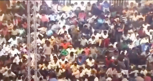 Crollo tribuna stadio India