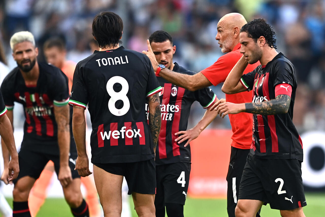 I giocatori del Milan con Pioli
