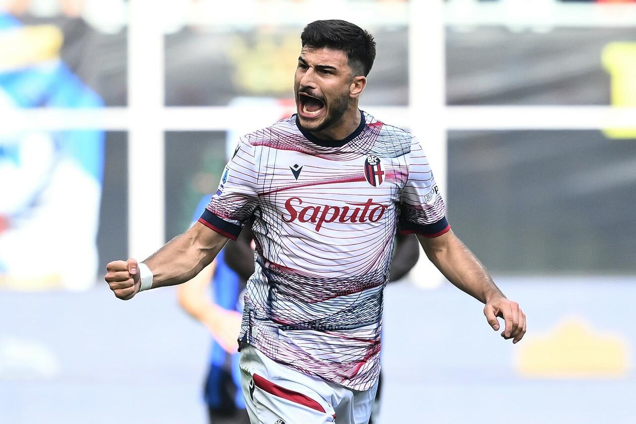 Riccardo Orsolini esulta dopo il gol all'Inter