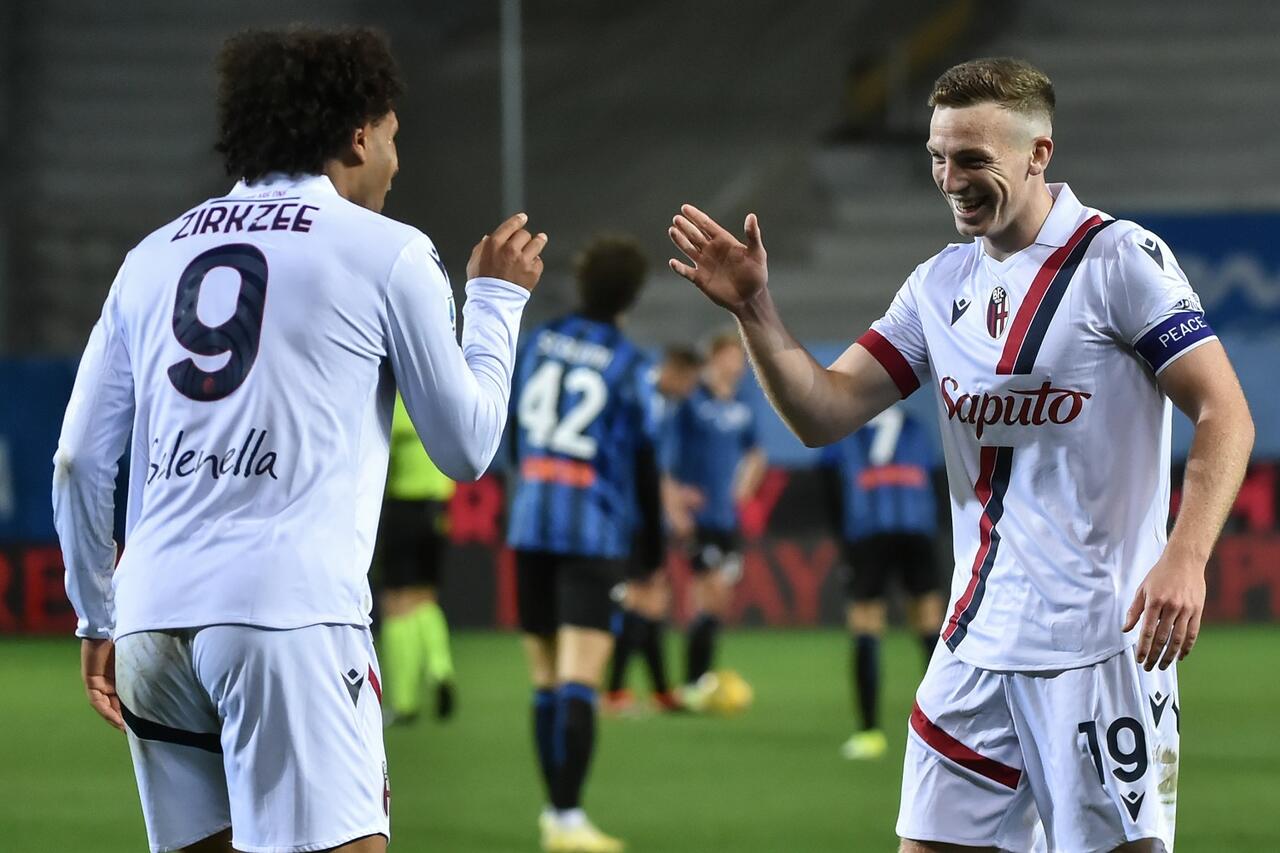 Joshua Zirkzee e Lewis Ferguson.