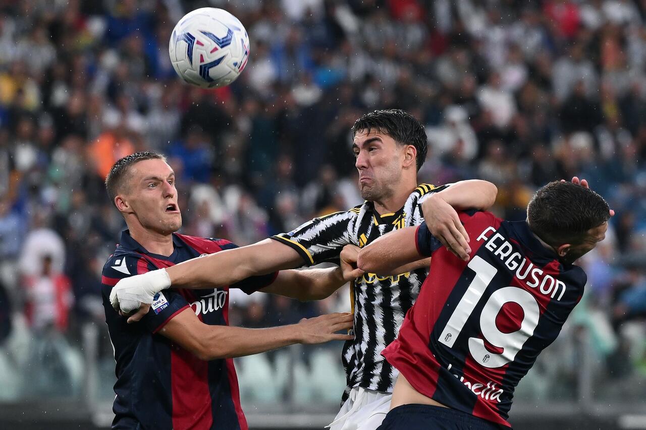 Lewis Ferguson e Dusan Vlahovic