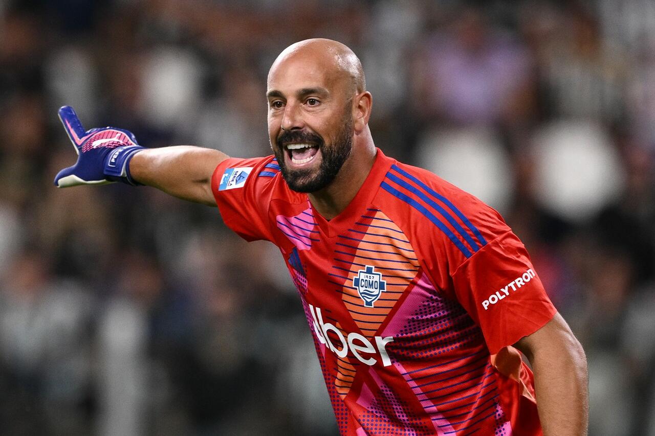 Pepe Reina da' indicazione alla difesa 