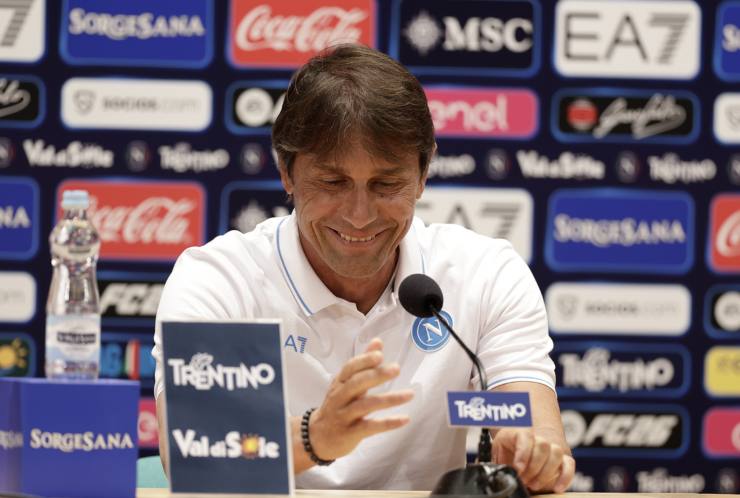 Antonio Conte sorridente in conferenza stampa