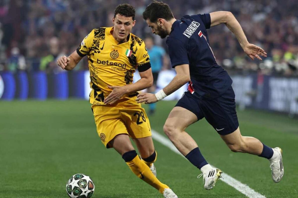 Benjamin Pavard in azione contro il PSG