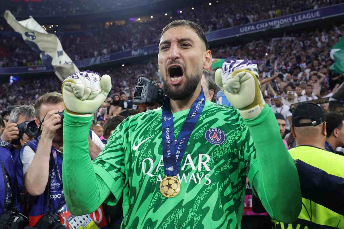 Gianluigi Donnarumma esulta dopo la vittoria della Champions League