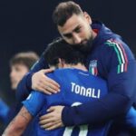 Donnarumma e Tonali si abbracciano