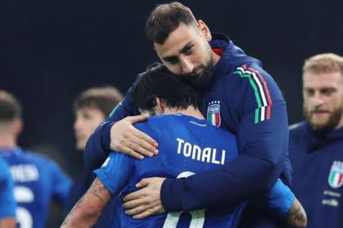 Donnarumma e Tonali si abbracciano