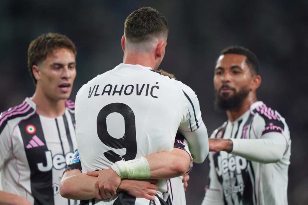 Dusan Vlahovic abbracciato dai compagni