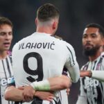 Dusan Vlahovic abbracciato dai compagni