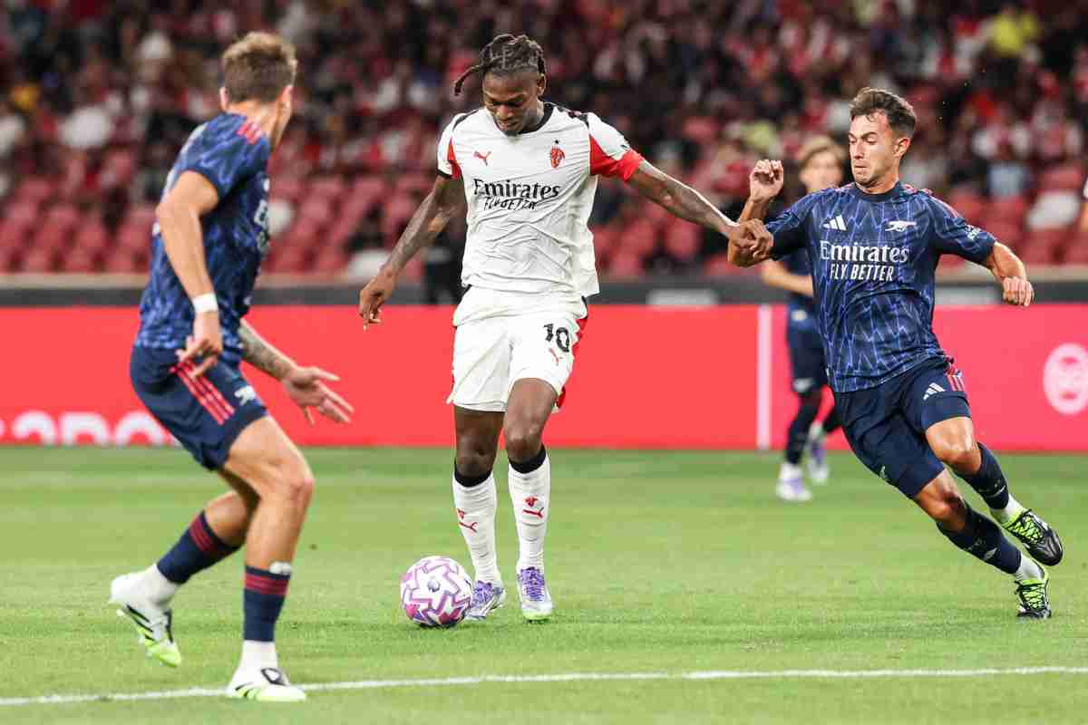 Rafael Leao in azione contro l'Arsenal