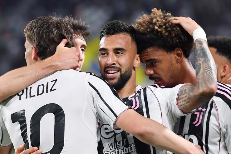 Nico Gonzalez festeggiato dai compagni