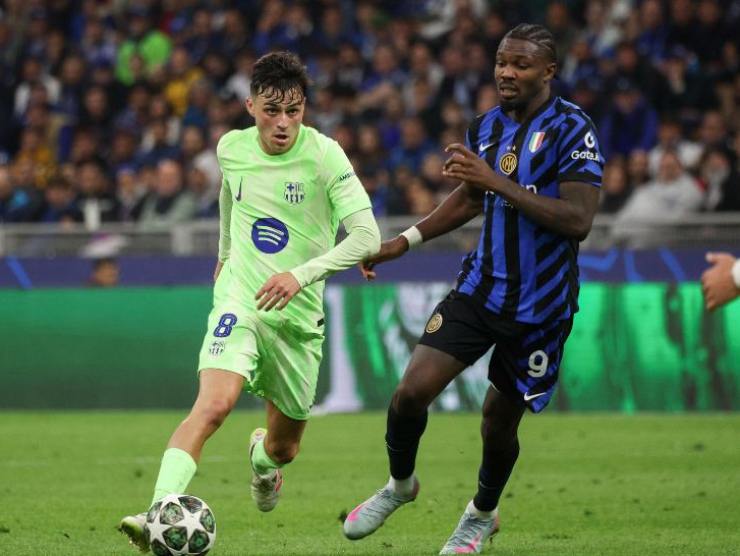Pedri in azione contro l'Inter