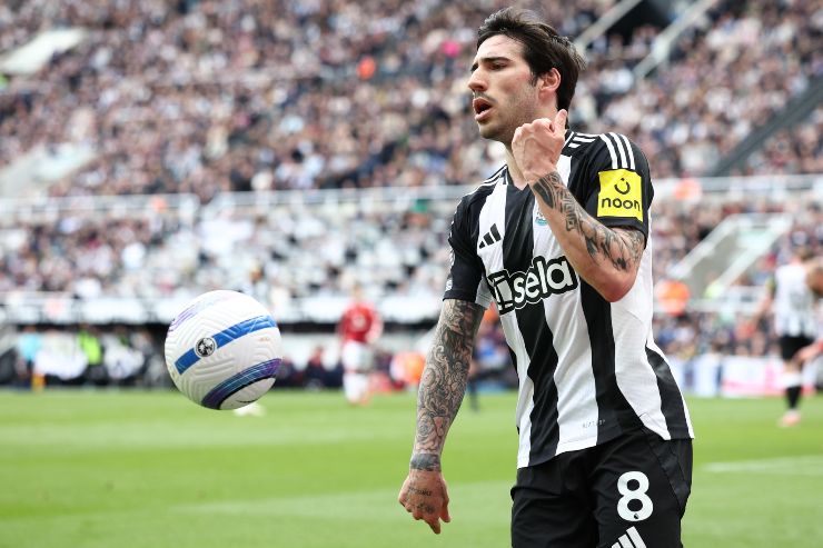 Sandro Tonali esulta dopo il gol